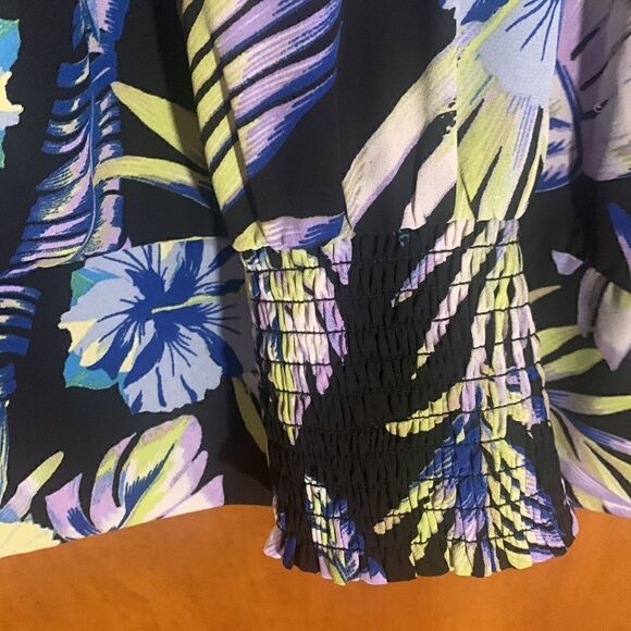 EUC  New York & CO 7th ave design studio black/blue floral top size XS - Picture 5 of 6